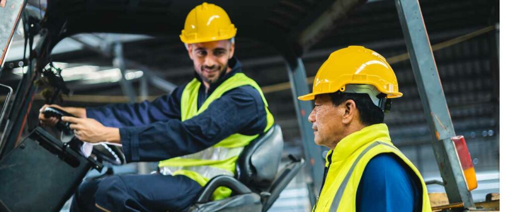 Operarios trabajando en la optimización de procesos para evitar errores comunes en el embalaje industrial y mejorar la eficiencia.